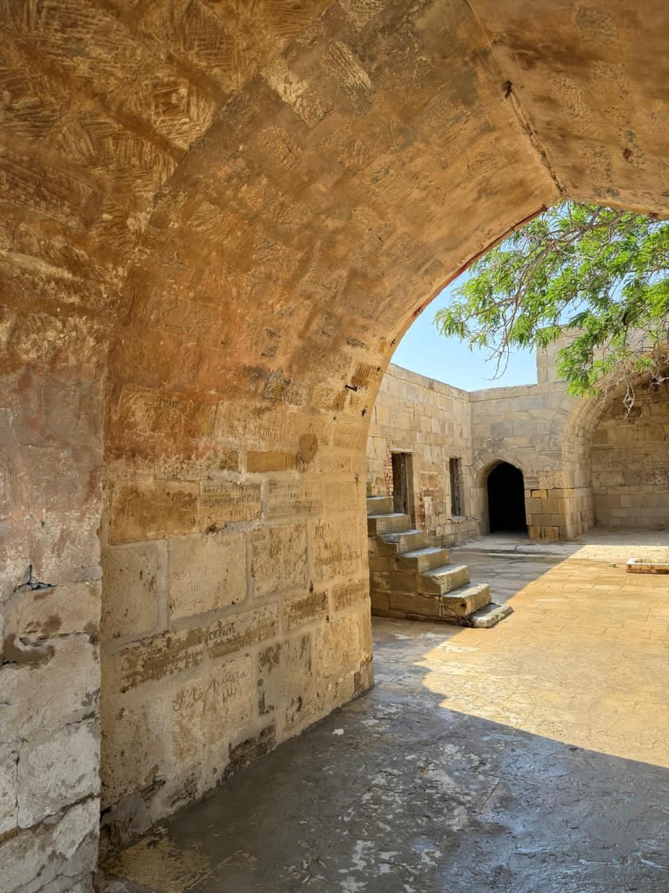 Qaradağda tarixi karvansaraya ziyan vurulub - FOTOLAR